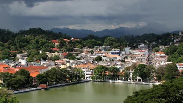 Vista a la parte histórica de la ciudad con nubes bajas en Kandy, Sri Lanka . — Vídeos de Stock