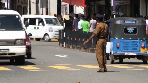 Met het oog op het verkeer op de straat in het centrum van Kandy, Sri Lanka. — Stockvideo