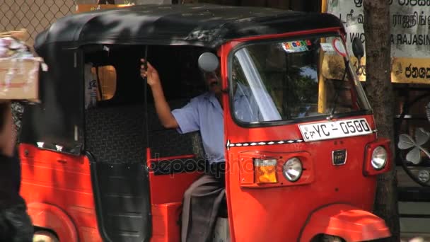 Motorista de táxi espera por passageiros na rua no centro de Kandy, Sri Lanka . — Vídeo de Stock