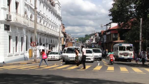 Met het oog op het verkeer op de straat in het centrum van Kandy, Sri Lanka. — Stockvideo