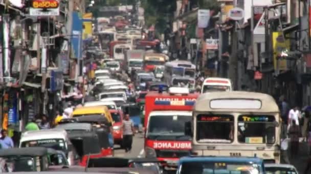 Blick auf den Straßenverkehr bei heißem Wetter kandy, sri lanka. — Stockvideo