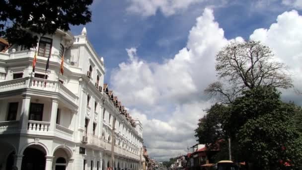 Les gens marchent dans la rue avec un trafic achalandé dans la rue à Kandy, Sri Lanka . — Video