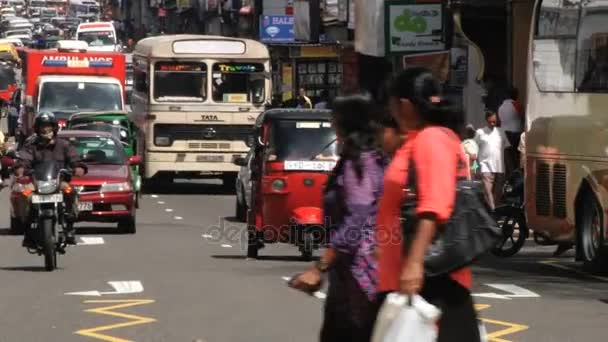 Вид на движение на улице в жаркую погоду Канди, Шри-Ланка . — стоковое видео