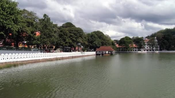 Vista do Templo do Dente (Sri Dalada Maligawa) com o telhado dourado de em Kandy, Sri Lanka . — Vídeo de Stock