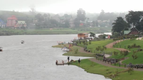 Göl kıyısı içinde Nuwara Eliya, Sri Lanka için görüntüleyin. — Stok video