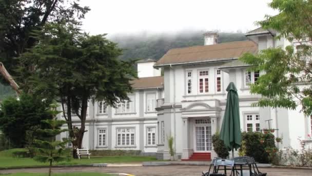 Extérieur du bâtiment colonial traditionnel à Nuwara Eliya, Sri Lanka . — Video