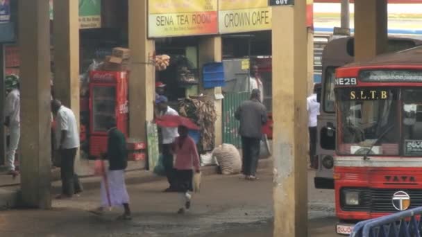 La gente camina por la calle en Nuwara Eliya, Sri Lanka . — Vídeo de stock