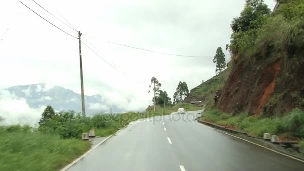 Kırsal yolun içinde Nuwara Eliya, Sri Lanka için hareket halindeki arabadan görüntüleyin. — Stok video