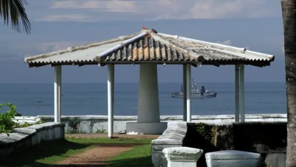 Blick auf den Pavillon am Meer in galle, sri lanka. — Stockvideo