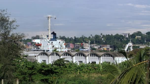 Vista para os edifícios do porto marítimo e navio em Galle, Sri Lanka . — Vídeo de Stock