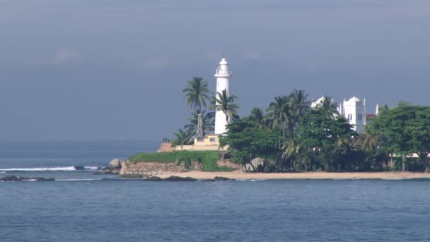 Zobacz do latarni morskiej nad morzem w Galle, Sri Lanka. — Wideo stockowe