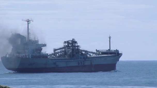 Liquid gas tanker ship pass close to the shore in Galle, Sri Lanka. — Stock Video