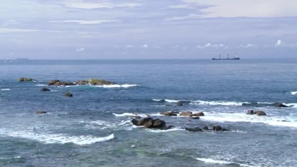 Visa till havet med blå himmel, moln, vågor och fartyget vid horisonten i Galle, Sri Lanka. — Stockvideo