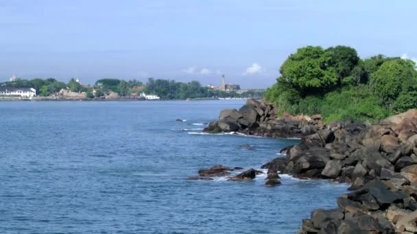 Vågorna tryck på klipporna vid havet i Galle, Sri Lanka. — Stockvideo