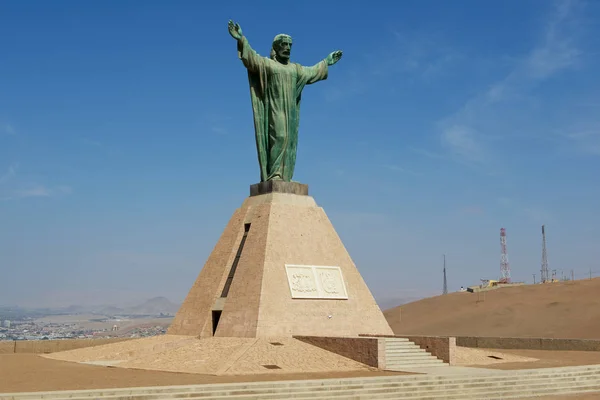 El Morro Hill Arica, Şili Peru ve Şili silah kat taşıyan İsa Barış Anıtı. — Stok fotoğraf
