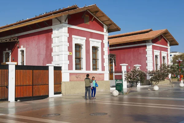 People talk at the street with the historical buildings at the background in downtown Arica, Chile. — Stock Photo, Image