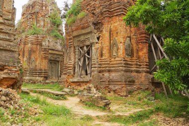 Siem Reap, Kamboçya'da Lolei Tapınağı kalıntıları için görüntüleyin.