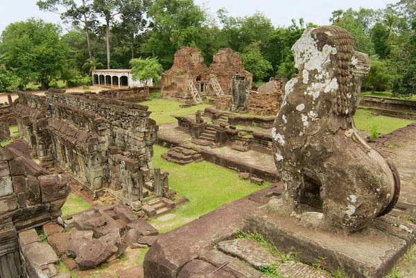 Siem Reap, Kamboçya'da Bakong Tapınağı nın merkezi piramit üzerinden görüntülemek. — Stok fotoğraf