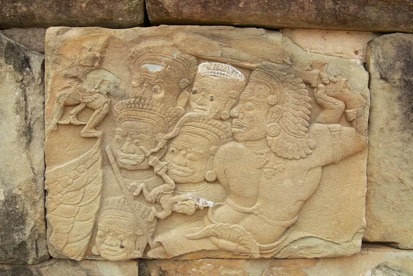 Außenseite des antiken Basreliefs an der Wand des Bakong-Tempels in siem reap, Kambodscha — Stockfoto