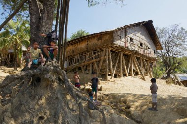 Bandarban, Bangladeş Marma tepe kabile köyünde Street çocuk oyun.