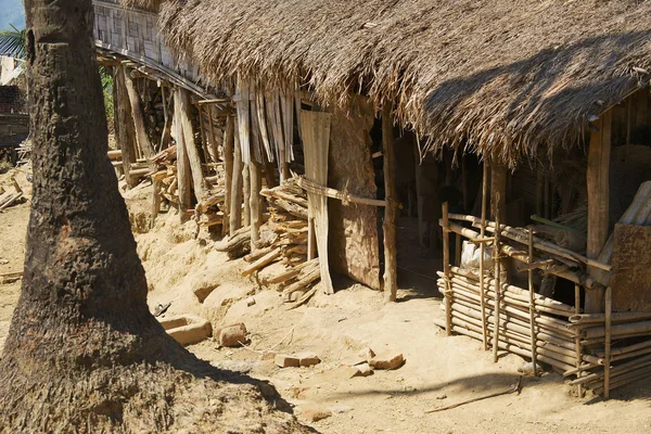 Traditional Marma hill tribe building with the straw roof in Bandarban, Bangladesh. — Stock Photo, Image
