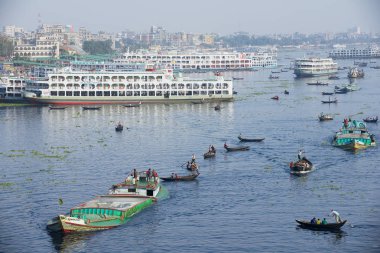 Dhaka sakinleri Dhaka, Bangladeş 'teki teknelerle Buriganga Nehri' ni geçiyorlar..