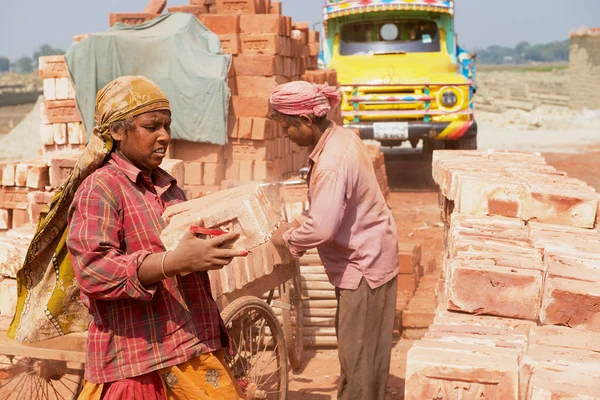 Workers move bricks at a brick factory in Dhaka, Bangladesh. — Stock Photo, Image
