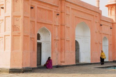 Kadınlar Bibipari Lalbagh kale dakka, Bangladeş'te Türbesi ziyaret.