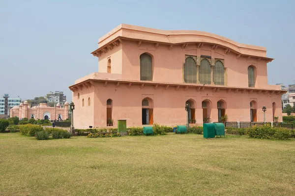 ラールバーグ ・ フォート、ダッカ、バングラデシュの Bibipari 廟の歴史博物館の建物 — ストック写真
