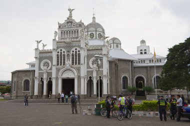 Basilica de Nuestra Senora de los Angeles'ta Cartago Kosta Rika kişi ziyaret.