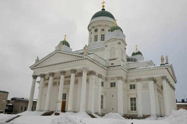 Catedral de Helsinki en un día nublado de invierno en Helsinki, Finlandia . — Foto de Stock