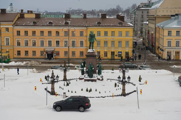 Vista sulla piazza centrale della città con il monumento di Alessandro II a Helsinki, Finlandia . — Foto Stock
