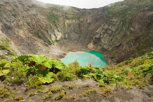 Cráter del volcán activo Irazu situado en la Cordillera Central cerca de la ciudad de Cartago, Costa Rica . —  Fotos de Stock