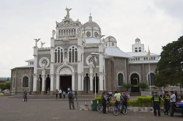 As pessoas visitam a Basílica de Nuestra Senora de los Angeles em Cartago, Costa Rica . — Fotografia de Stock