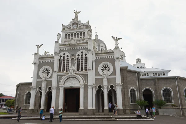 La gente visita la Basílica de Nuestra Señora de los Ángeles en Cartago en Costa Rica . — Foto de Stock