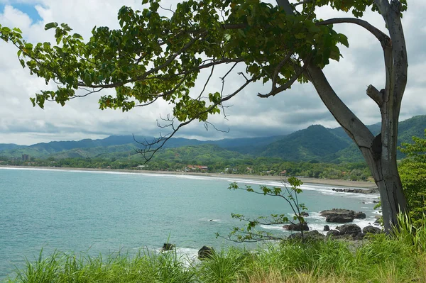 Vista al mar con la playa de lava negra volcánica en Jaco, Costa Rica . — Foto de Stock