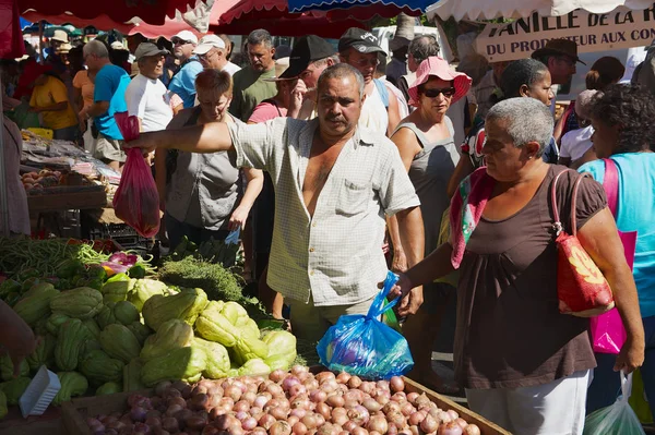 Ludzie robią zakupy na rynku w Saint-Denis De La Reunion, Francja. — Zdjęcie stockowe