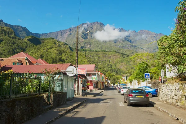View to the street of the town of Fond de Rond Point in Saint-Denis De La Reunion, France. — Stock Photo, Image