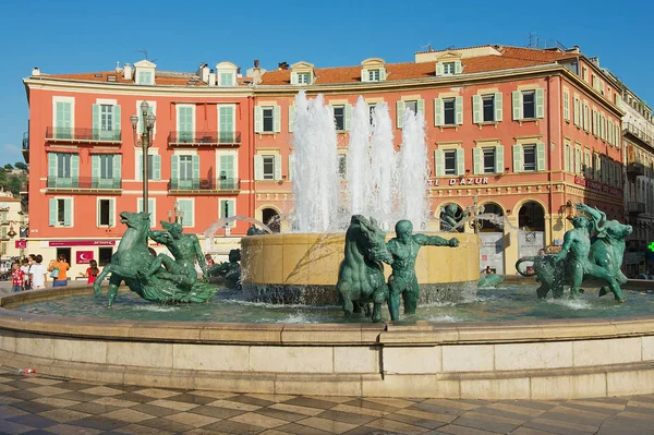 Vista para a Fontaine du Soleil na Praça Place Massena em um dia quente em Nice, França — Fotografia de Stock