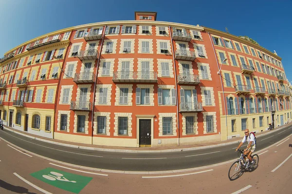 Hombre paseos en bicicleta en Niza, Francia . — Foto de Stock