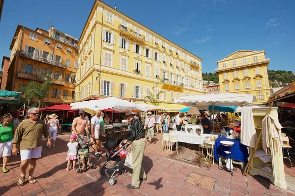 People visit street market in Nice, France. — Stock Photo, Image
