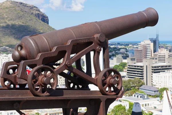 Zobacz do armaty pld przy wejściu do Fort Adelaide, z widokiem na miasto, Port Louis, Mauritius. — Zdjęcie stockowe