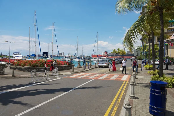 Mensen lopen door de straat in Caudan waterkant gebied van Port Louis, Mauritius. — Stockfoto