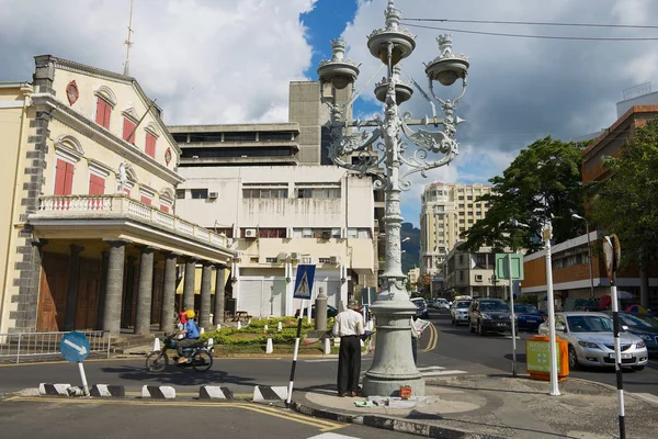 Visa till gatan med övergångsställe i centrala Port Louis, Mauritius. — Stockfoto
