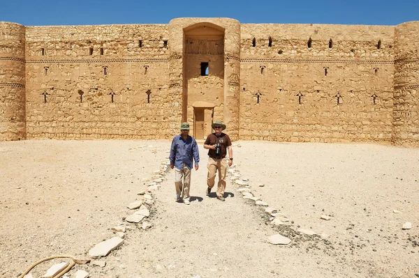 People visit desert castle Qasr Kharana (Kharanah or Harrana) near Amman, Jordan. — Stock Photo, Image