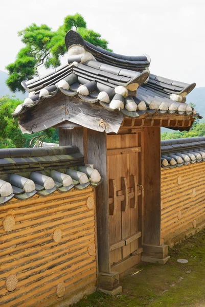 Vista para o portão de entrada do templo Haeinsa em Chiin-Ri, Coreia . — Fotografia de Stock