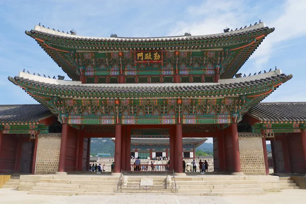 Vista a la puerta de entrada del Palacio Real Gyeongbokgung en Seúl, Corea . — Foto de Stock