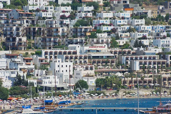 Blick auf den Strand und die Hotels des Ferienortes Bodrum, Türkei. — Stockfoto