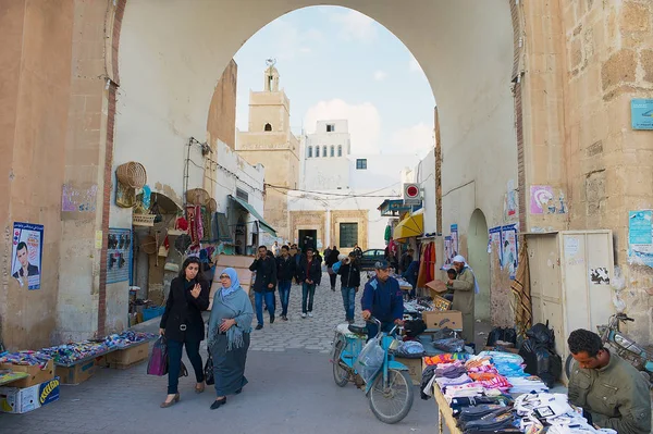 Menschen passieren die Medina in sfax, tunesien. — Stockfoto