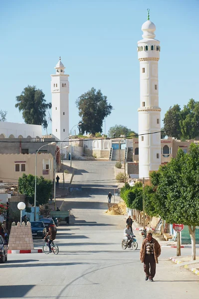 La gente camina por la calle en el pueblo de El Goula, Túnez . —  Fotos de Stock